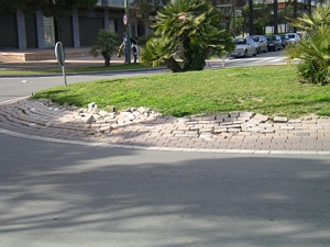 Estat lamentable de la rotonda situada en el creuament entre l'avinguda del mar i el carrer Tellinaires de Gavà Mar